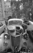 2.06.1976, Warszawa, Polska.
Wrak samochodu zabierany z podwórka na złomowisko.
Fot. Jarosław Tarań, zbiory Ośrodka KARTA [76-142]

