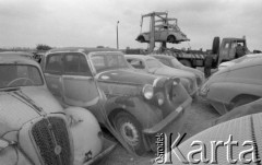 2.06.1976, Warszawa, Polska.
Wraki samochodów na złomowisku.
Fot. Jarosław Tarań, zbiory Ośrodka KARTA [76-142]

