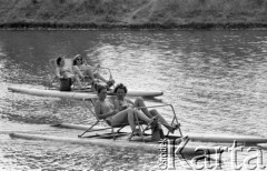 1976, Warszawa - Szczęśliwice, Polska.
Ludzie wypoczywający w parku Szczęśliwickim, rowery wodne.
Fot. Jarosław Tarań, zbiory Ośrodka KARTA [76-137]

