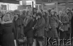 1976, Warszawa, Polska.
Sklep odzieżowy, stoisko z koszulami, dziewczyny stojące w kolejce.
Fot. Jarosław Tarań, zbiory Ośrodka KARTA [76-136]

