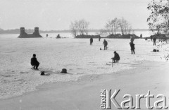 8.02.1976, Zalew Zegrzyński, woj. Warszawa, Polska.
Wędkowanie podlodowe na zamarzniętym zalewie.
Fot. Jarosław Tarań, zbiory Ośrodka KARTA [76-141]

