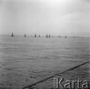 8.02.1976, Zalew Zegrzyński, woj. Warszawa, Polska.
Wyścigi bojerów na zamarzniętym zalewie.
Fot. Jarosław Tarań, zbiory Ośrodka KARTA [76-140]

