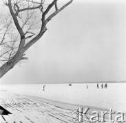 8.02.1976, Zalew Zegrzyński, woj. Warszawa, Polska.
Jazda na łyżwach po zamarzniętym zalewie.
Fot. Jarosław Tarań, zbiory Ośrodka KARTA [76-140]

