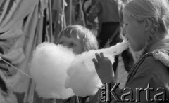 18.09.1976, Warszawa, Polska.
Dzieci jedzące watę cukrową.
Fot. Jarosław Tarań, zbiory Ośrodka KARTA [76-156]

