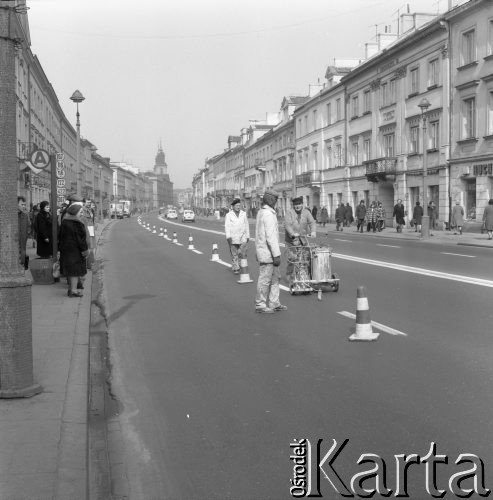 1.04.1976, Warszawa, Polska.
Ulica Nowy Świat, malowanie pasów na jezdni.
Fot. Jarosław Tarań, zbiory Ośrodka KARTA [76-152]

