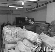16.02.1976, Warszawa, Polska.
Bank przy ul. Świętokrzyskiej, banknoty na przemiał.
Fot. Jarosław Tarań, zbiory Ośrodka KARTA [76-138]


