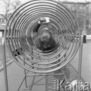 Kwiecień 1976, Warszawa, Polska.
Dzieci na placu zabaw.
Fot. Jarosław Tarań, zbiory Ośrodka KARTA [76-135]

