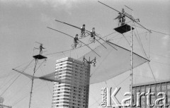 25.09.1976, Warszawa, Polska.
Plac Defilad, występy akrobatów - rowery na linie.
Fot. Jarosław Tarań, zbiory Ośrodka KARTA [76-155]

