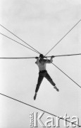 25.09.1976, Warszawa, Polska.
Plac Defilad, występy akrobatów - taniec na linie.
Fot. Jarosław Tarań, zbiory Ośrodka KARTA [76-155]

