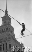 25.09.1976, Warszawa, Polska.
Plac Defilad - występy akrobatów, jazda rowerem po linie, w tle Pałac Kultury i Nauki.
Fot. Jarosław Tarań, zbiory Ośrodka KARTA [76-157]

