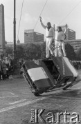 25.09.1976, Warszawa, Polska.
Plac Defilad, występy akrobatów - auto rodeo.
Fot. Jarosław Tarań, zbiory Ośrodka KARTA [76-155]

