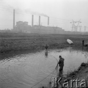 5.04.1976, Gosławice k/Konina, Polska
Państwowe Gospodarstwo Rybackie, odłowy ryb, w tle dymiące kominy fabryki.
Fot. Jarosław Tarań, zbiory Ośrodka KARTA [76-150]

