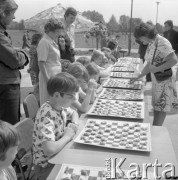 6.06.1976, Warszawa, Polska.
Symultana warcabowa grana cukierkami.
Fot. Jarosław Tarań, zbiory Ośrodka KARTA [76-249]


