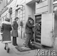 17.03.1976, Warszawa, Polska.
Pracownicy telekomunikacji przy skrzynce rozdzielczej.
Fot. Jarosław Tarań, zbiory Ośrodka KARTA [76-246]


