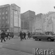 17.03.1976, Warszawa, Polska.
Skrzyżowanie ulic Brackiej i Rutkowskiego, z lewej kamienica braci Jabłkowskich, w której mieścił się 