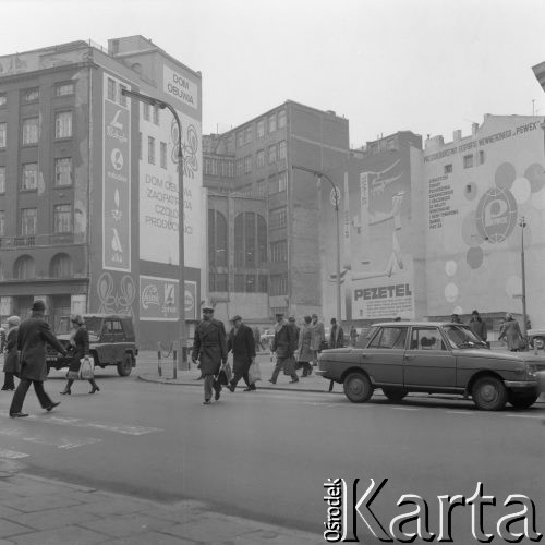 17.03.1976, Warszawa, Polska.
Skrzyżowanie ulic Brackiej i Rutkowskiego, z lewej kamienica braci Jabłkowskich, w której mieścił się 