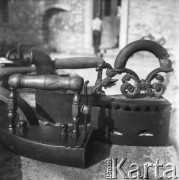 12.07.1976, Sanok, Polska
Zabytkowe żelazka z kolekcji p. Stefańskiego, kustosza Muzeum w Sanoku.
Fot. Jarosław Tarań, zbiory Ośrodka KARTA [76-242]

