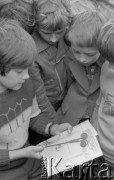19.05.1976, Polska
Szpila z epoki brązu znaleziona na polu przez dzieci.
Fot. Jarosław Tarań, zbiory Ośrodka KARTA [76-234]

