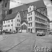 1976, Wrocław, Polska
Fregment miasta, samochód jadący ulicą.
Fot. Jarosław Tarań, zbiory Ośrodka KARTA [76-130]

