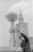 28.06.1976, Katowice, Polska
Hobbysta Leszek Chłąd i jego wieża z 20 tysięcy zapałek, w tle Pałac Kultury i Nauki.
Fot. Jarosław Tarań, zbiory Ośrodka KARTA [76-200]

