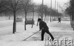 26.12.1976, Warszawa, Polska.
Zamieć śnieżna, odśnieżanie chodnika.
Fot. Jarosław Tarań, zbiory Ośrodka KARTA [76-198]

