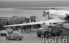 7.10.1976, Warszawa, Polska.
Lotnisko Okęcie, powitanie zespołu ABBA przez dziennikarzy.
Fot. Jarosław Tarań, zbiory Ośrodka KARTA [76-204]

