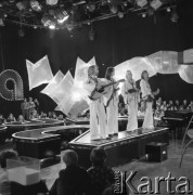 7.10.1976, Warszawa, Polska.
Zespół ABBA podczas koncertu w studio telewizyjnym, Benny Andersson, Frida Lyngstad, Agnetha Faltskog i Bjorn Ulvaeus na scenie.
Fot. Jarosław Tarań, zbiory Ośrodka KARTA [76-203]


