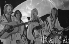 7.10.1976, Warszawa, Polska.
Zespół ABBA podczas koncertu w studio telewizyjnym, stoją od lewej: Benny Andersson, Frida Lyngstad, Agnetha Faltskog i Bjorn Ulvaeus.
Fot. Jarosław Tarań, zbiory Ośrodka KARTA [76-204]


