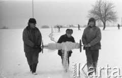 18.01.1976, Polska
Odławianie żywych zajęcy, rozpinanie sieci.
Fot. Jarosław Tarań, zbiory Ośrodka KARTA [76-197]

