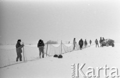 18.01.1976, Polska
Odławianie żywych zajęcy, rozpinanie sieci.
Fot. Jarosław Tarań, zbiory Ośrodka KARTA [76-197]

