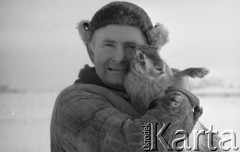 18.01.1976, Polska
Odławianie żywych zajęcy.
Fot. Jarosław Tarań, zbiory Ośrodka KARTA [76-195]

