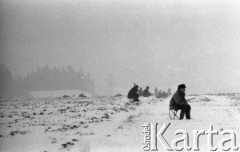 1976, rejon Gończyce-Sobolew, powiat Garwolin, Polska
Polowanie na zające.
Fot. Jarosław Tarań, zbiory Ośrodka KARTA [76-193]

