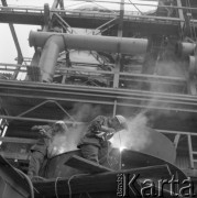 18.05.1976, Katowice, Polska
Huta Katowice, wielki piec w budowie, spawacze przy pracy.
Fot. Jarosław Tarań, zbiory Ośrodka KARTA [76-205]

