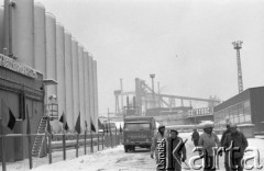 Grudzień 1976, Katowice, Polska
Huta Katowice, teren zakładu.
Fot. Jarosław Tarań, zbiory Ośrodka KARTA [76-208]


