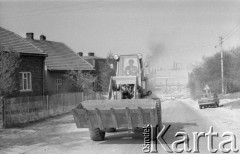 6.05.1976, Katowice, Polska
Okolice Huty Katowice podczas budowy, koparka jadąca ulicą, w tle huta.
Fot. Jarosław Tarań, zbiory Ośrodka KARTA [76-221]

