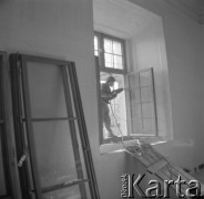 1976, Warszawa, Polska.
Odbudowa Zamku Królewskiego, prace we wnętrzach, wstawianie okien.
Fot. Jarosław Tarań, zbiory Ośrodka KARTA [76-176]

