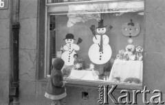 16.11.1976, Warszawa, Polska.
Dziecko przed wystawą sklepu z zabawkami.
Fot. Jarosław Tarań, zbiory Ośrodka KARTA [76-160]

