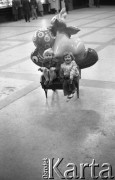 Czerwiec 1976, Warszawa, Polska.
Hala główna Dworca Centralnego, dzieci z zabawkami.
Fot. Jarosław Tarań, zbiory Ośrodka KARTA [76-192]

