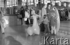 Czerwiec 1976, Warszawa, Polska.
Hala główna Dworca Centralnego, dzieci z zabawkami.
Fot. Jarosław Tarań, zbiory Ośrodka KARTA [76-192]


