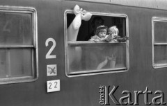 Czerwiec 1976, Warszawa, Polska.
Dworzec Centralny, wyjazdy na wakacje, dzieci i żyrafa w oknie pociągu.
Fot. Jarosław Tarań, zbiory Ośrodka KARTA [76-192]

