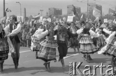 1.05.1976, Warszawa, Polska.
Pochód pierwszomajowy, tańczący zespół folklorystyczny.
Fot. Jarosław Tarań, zbiory Ośrodka KARTA [76-16]


