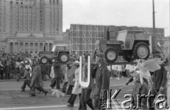 1.05.1976, Warszawa, Polska.
Pochód pierwszomajowy, pracownicy Zakładów Mechanicznych 