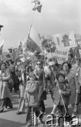 1.05.1976, Warszawa, Polska.
Pochód pierwszomajowy, dzieci z papierowymi kwiatami.
Fot. Jarosław Tarań, zbiory Ośrodka KARTA [76-16]

