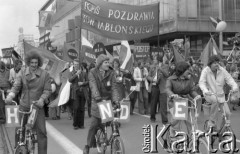 1.05.1976, Warszawa, Polska.
Pochód pierwszomajowy, studenci z transparentem 