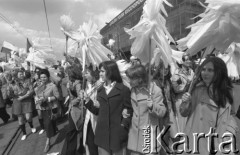 1.05.1976, Warszawa, Polska.
Pochód pierwszomajowy, dziewczyny z bibułowymi kwiatami.
Fot. Jarosław Tarań, zbiory Ośrodka KARTA [76-17]

