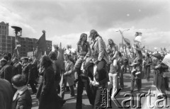 1.05.1976, Warszawa, Polska.
Pochód pierwszomajowy, grupa młodzieży.
Fot. Jarosław Tarań, zbiory Ośrodka KARTA [76-16]

