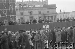 1.05.1976, Warszawa, Polska.
Pochód pierwszomajowy, piąty od lewej na trybunie stoi gen. Wojciech Jaruzelski, w środku Piotr Jaroszewicz, Edward Gierek, Józef Kępa i Henryk Jabłoński, w tle Pałac Kultury i Nauki, na którym wisi transparent: 