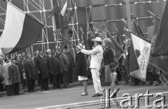 1.05.1976, Warszawa, Polska.
Pochód pierwszomajowy, poczty sztandarowe, w środku hutnik z flagą.
Fot. Jarosław Tarań, zbiory Ośrodka KARTA [76-16]

