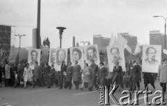 1.05.1976, Warszawa, Polska.
Pochód pierwszomajowy, manifestanci z portretami czołowych postaci ruchu komunistycznego.
Fot. Jarosław Tarań, zbiory Ośrodka KARTA [76-17]

