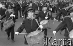 1.05.1976, Warszawa, Polska.
Pochód pierwszomajowy, dziecięca orkiestra.
Fot. Jarosław Tarań, zbiory Ośrodka KARTA [76-17]

